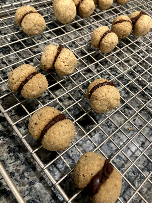 Li'l Cookie Lovelies (Baci Di Dama Hazelnut Cookies)